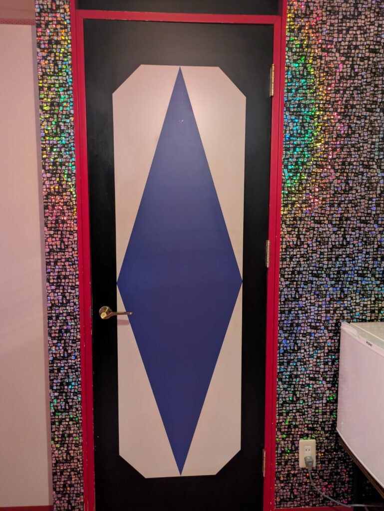 網走愛情旅館 Hotel ARUN 房門:昭和復古幾何圖形設計與霓虹牆面邊框