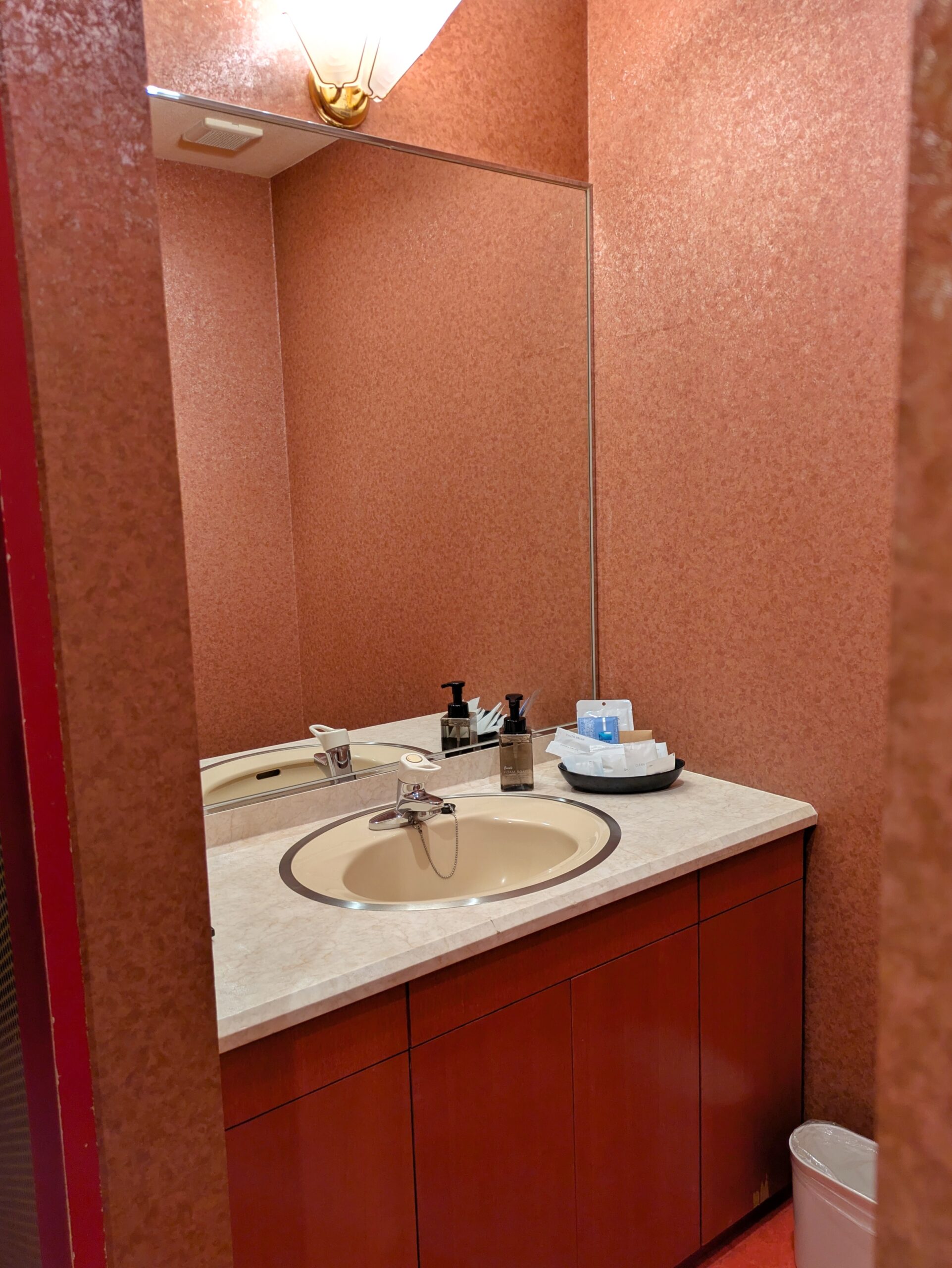 Hotel ARUN 客房盥洗空間:簡約設計的洗手台、大面鏡子與全套盥洗備品