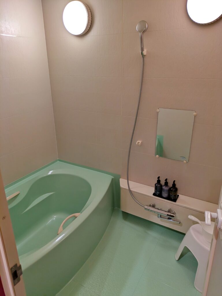 Hotel ARUN 浴室空間:復古綠色浴缸、淋浴設備與日系浴室配置