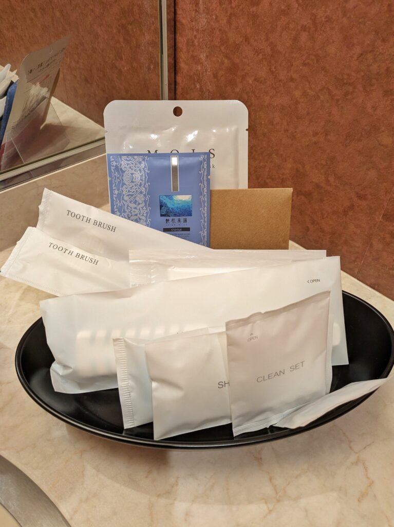 網走 Hotel ARUN 客房備品:牙刷、面膜、化妝水與洗面乳等齊全盥洗套組