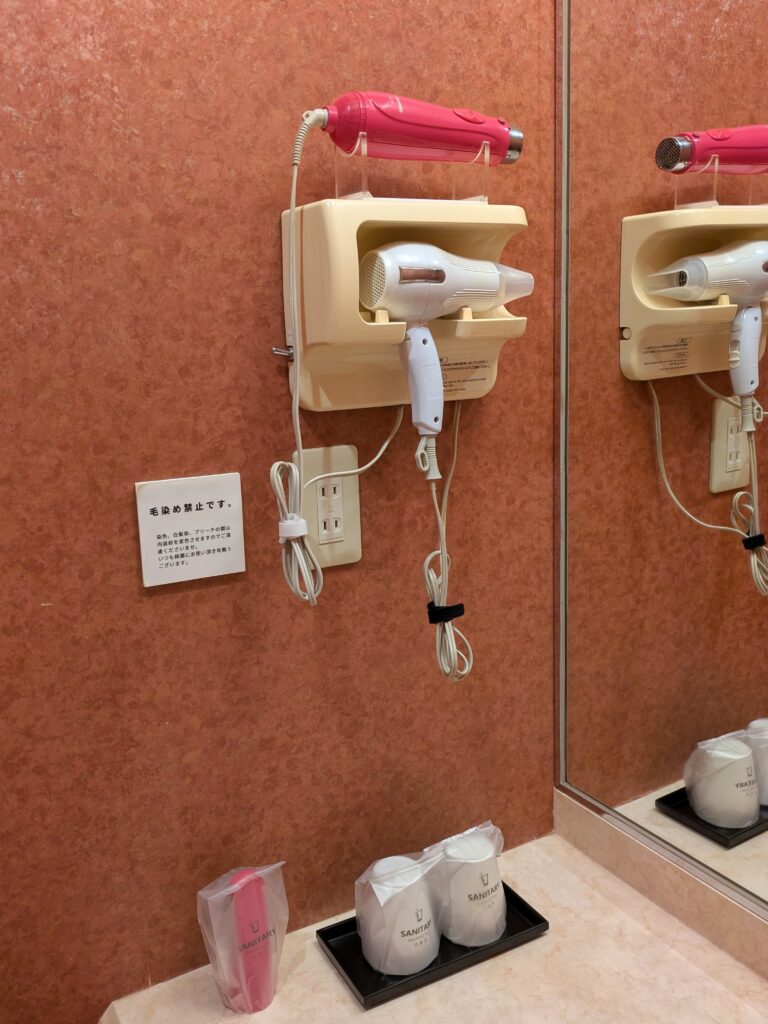 Hotel ARUN 盥洗台設備:雙吹風機配置(含負離子吹風機)與禁止染髮告示