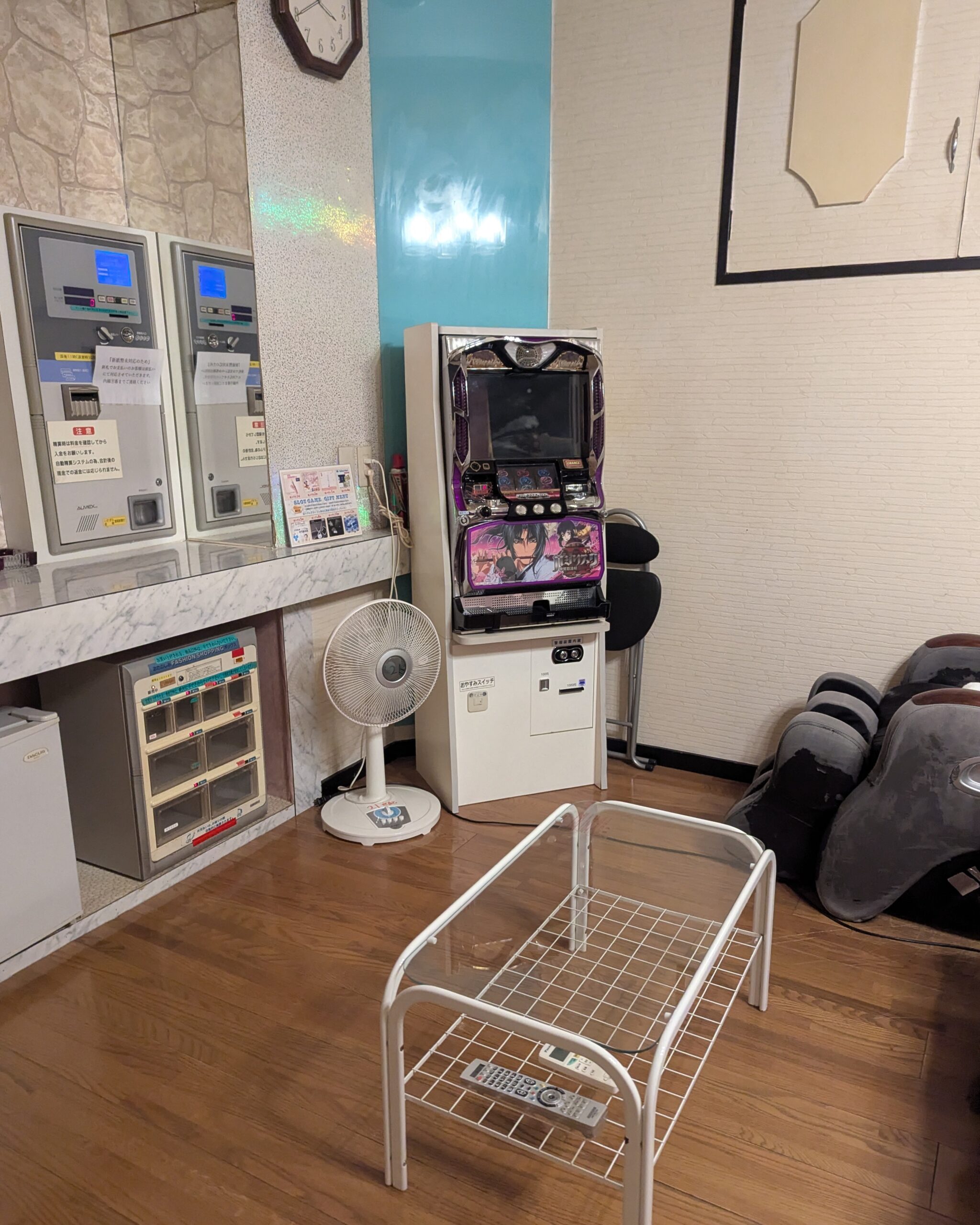 サウナホテル21世紀の110号室。リビングのほうです。