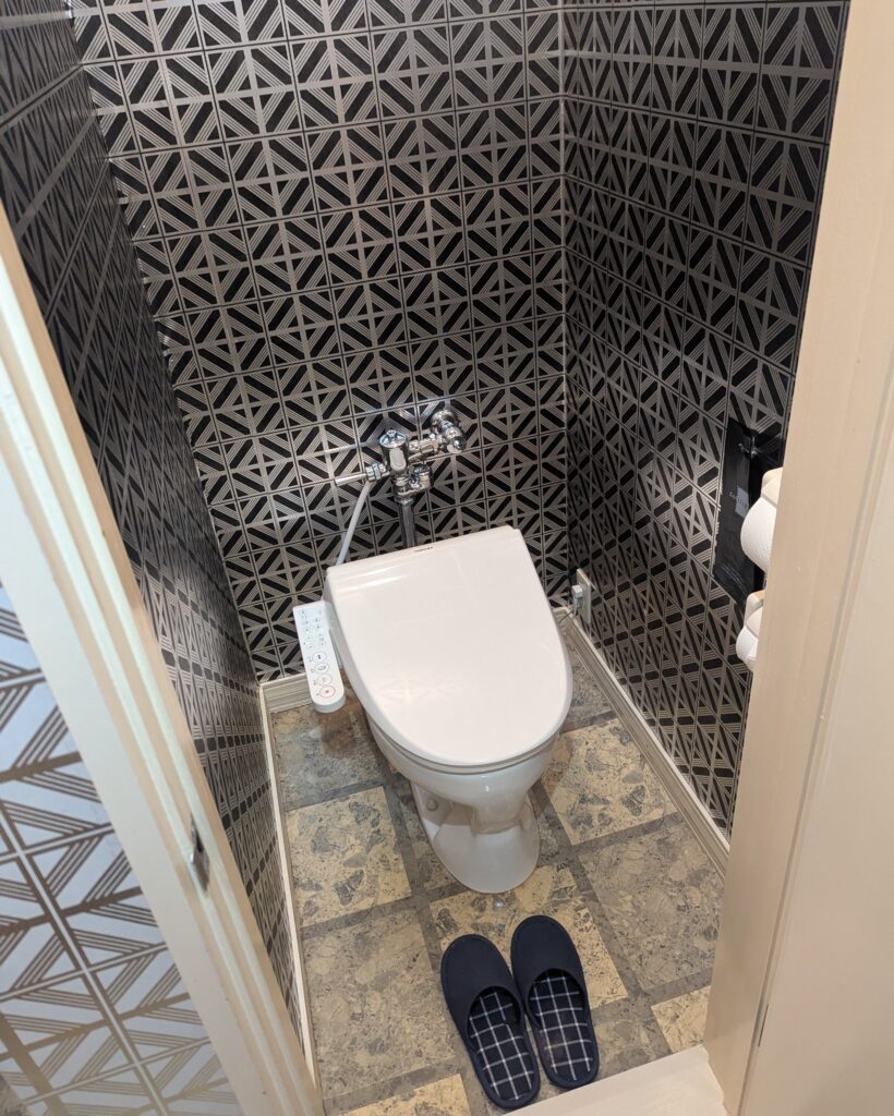 ホテルニュー岬35号室。トイレは温水洗浄便座。
