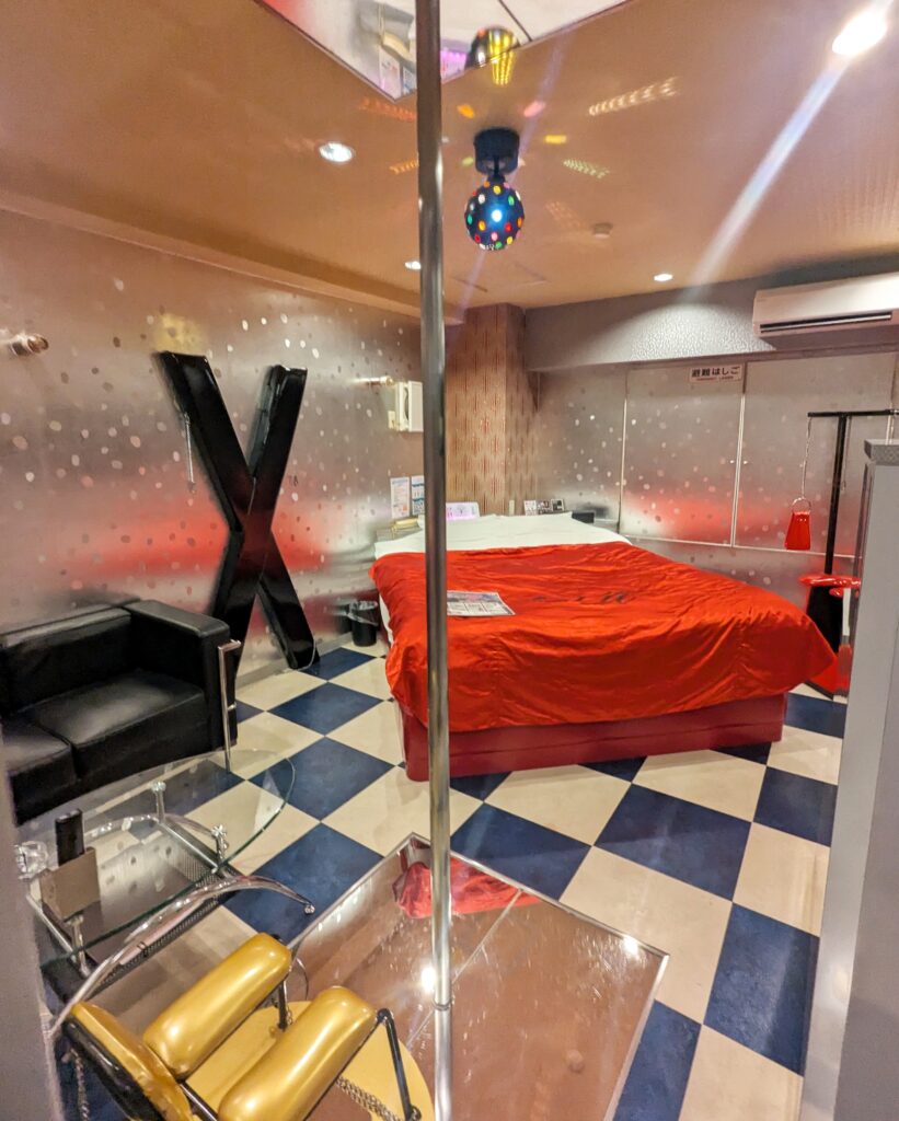 SMホテル愛愛賓館405号室。sm器具がたくさんの部屋全景。