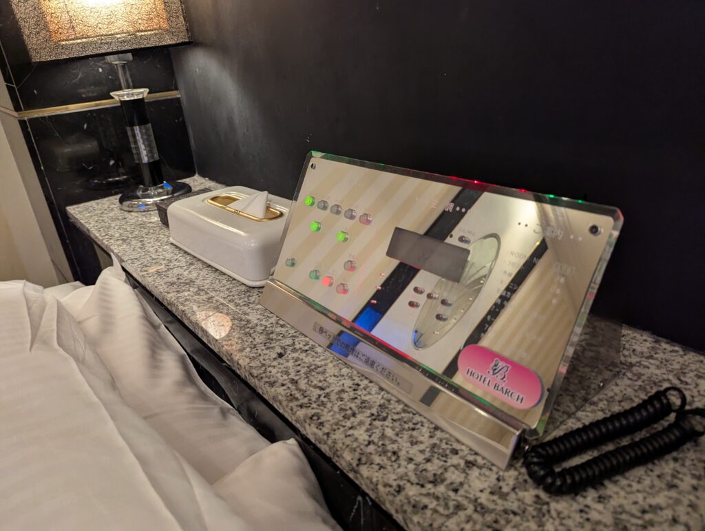 HOTEL BARCH 306号室。コントロールパネル。