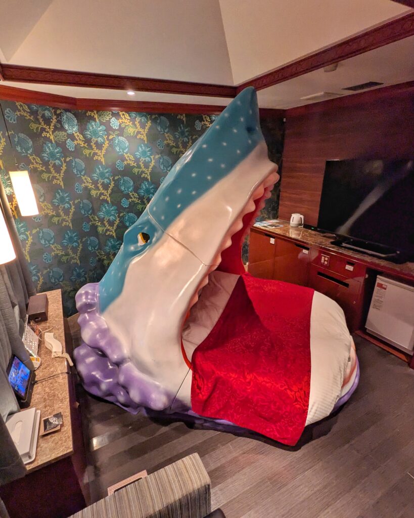 ホテルニューパレス 28号室のサメベッド。