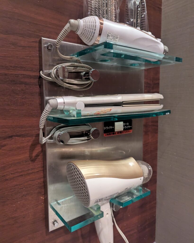 ホテルニューパレス 28号室のドライヤーやアイロン