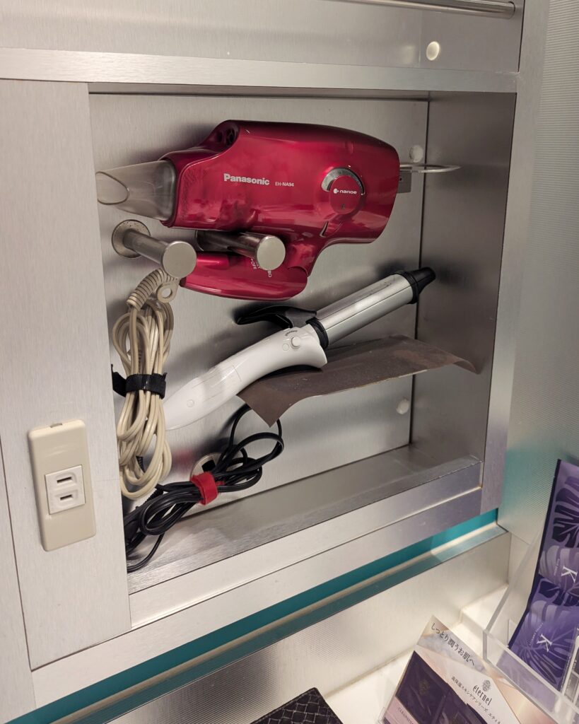 ホテルK-WAVE R 213号室のヘアアイロンとドライヤーなど。