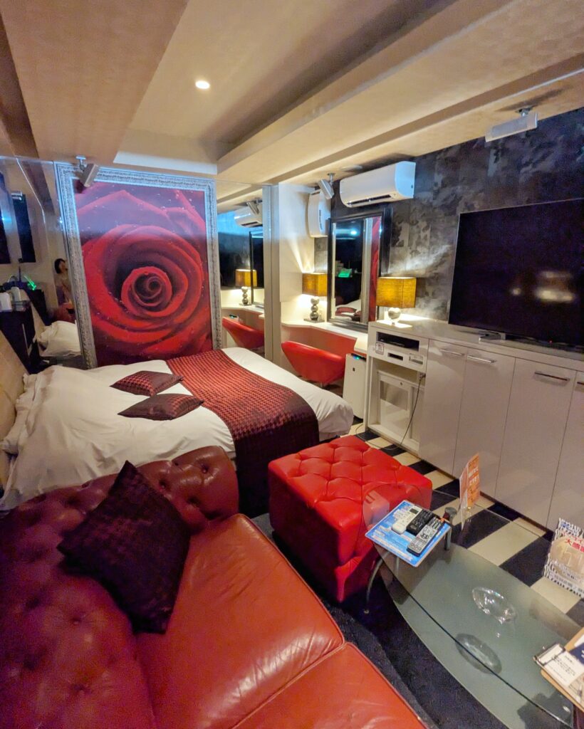 ホテルK-WAVE R 213号室。寝る部屋は別部屋です。