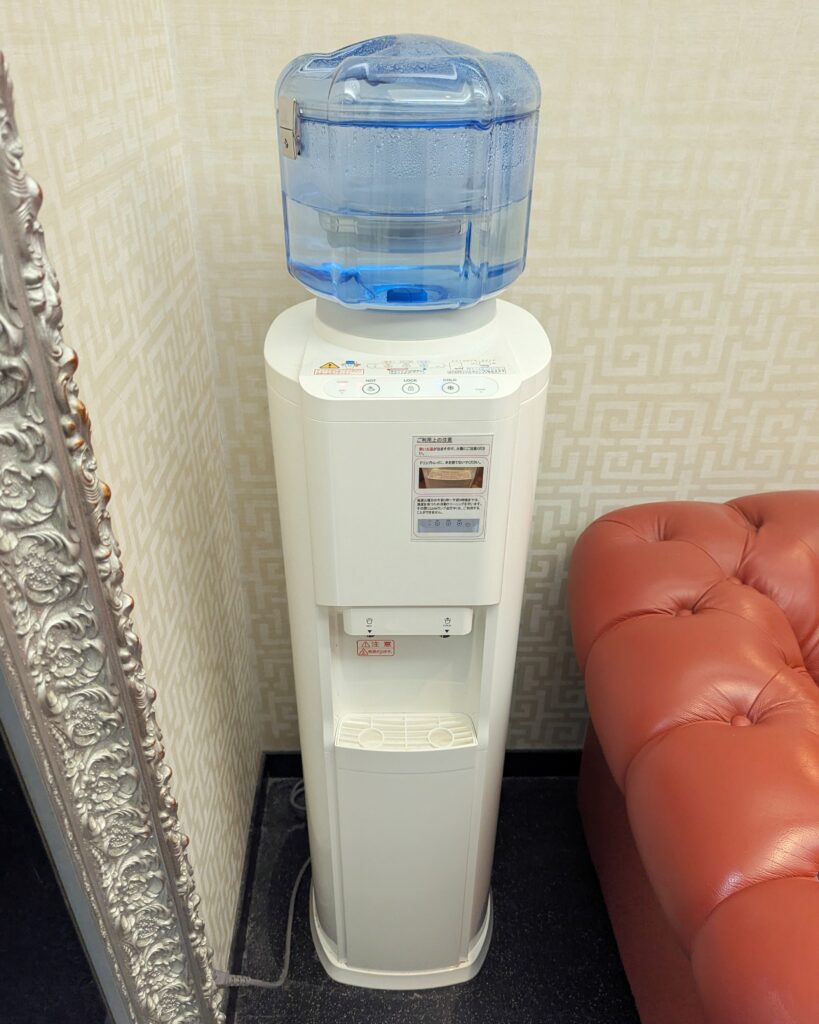 ホテルK-WAVE R 213号室。ウォーターサーバーもある。