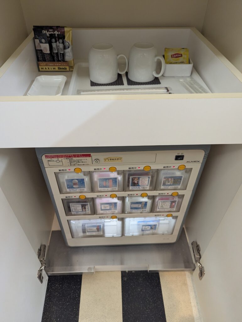 ホテルK-WAVE R 213号室。コンビニボックス。