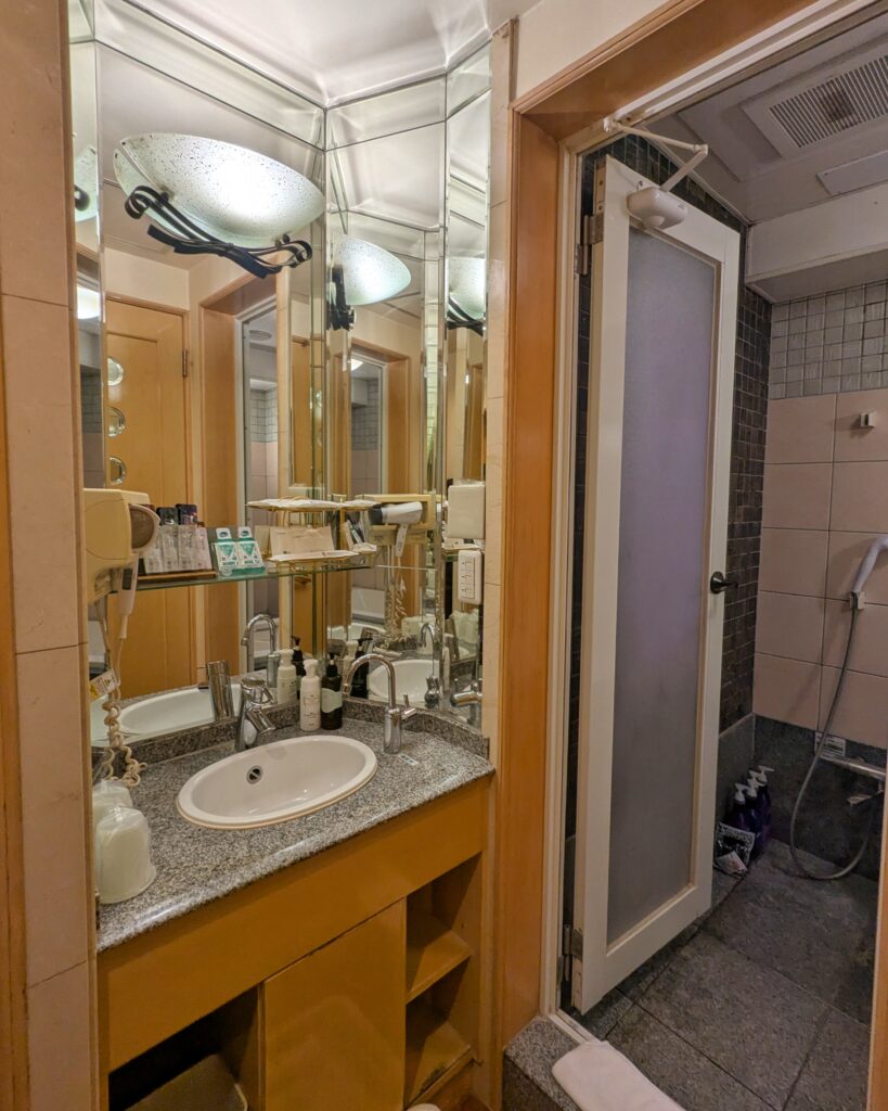 ホテルステーション迎賓館 403号室の洗面台。