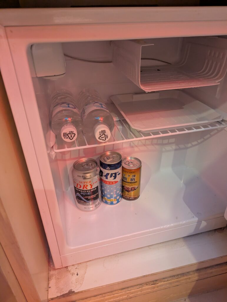 ホテルステーション迎賓館 403号室。冷蔵庫の中の無料ドリンク。