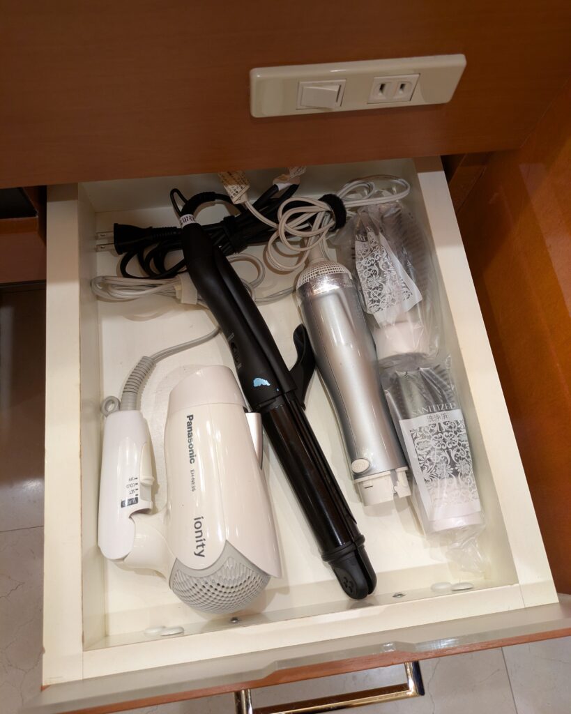 ホテルラフェスタ吉祥寺309号室。ヘアアイロンやドライヤーなど。