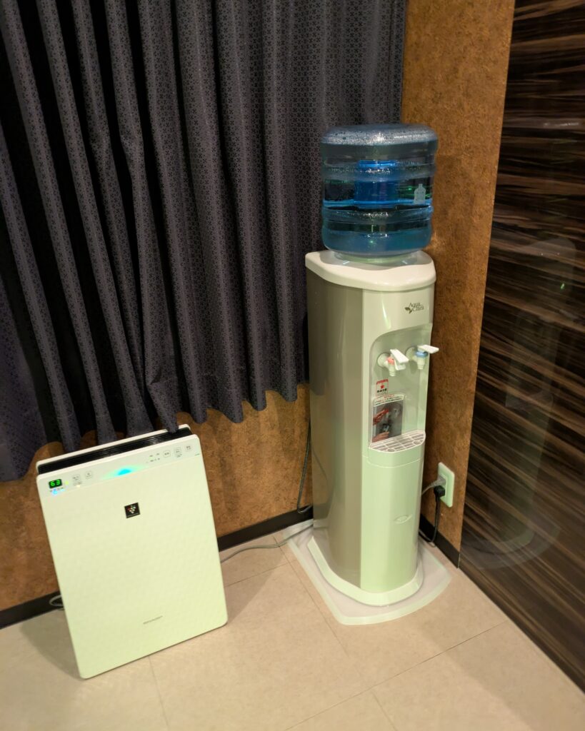 HOTEL BALS RESORT&SPA 301号室。ウォーターサーバーと空気清浄機がある。