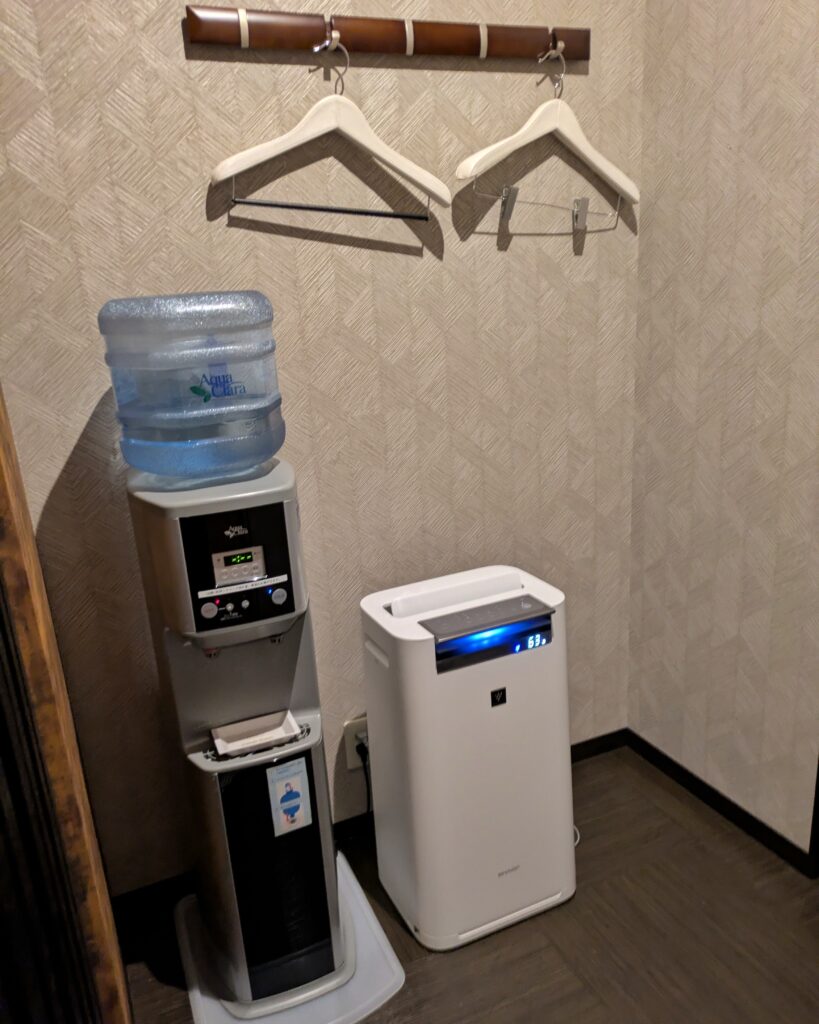 ホテルコンチネンタル鯖江601号室。ウォーターサーバーと空気洗浄機。