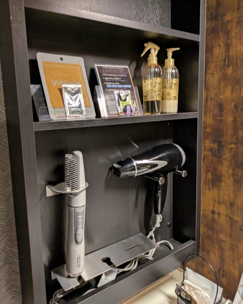 ホテルコンチネンタル鯖江601号室。ドライヤーなど。