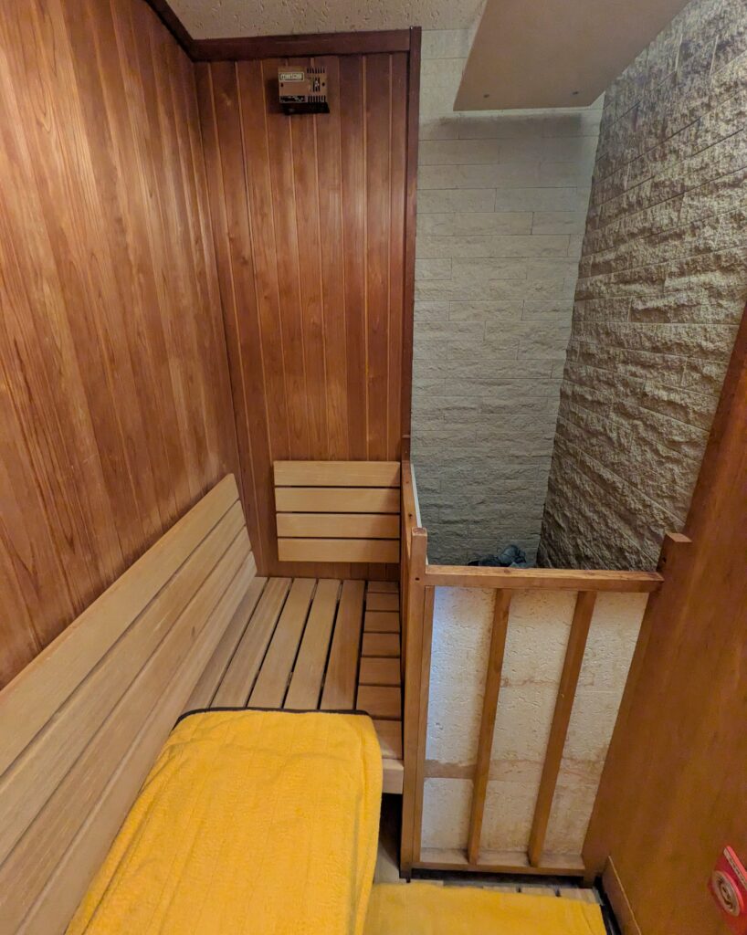 ホテルコンチネンタル鯖江601号室のサウナ。かなり広い。