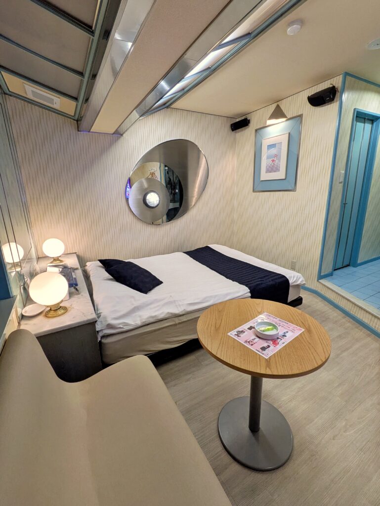 ホテルami 202号室の部屋内部