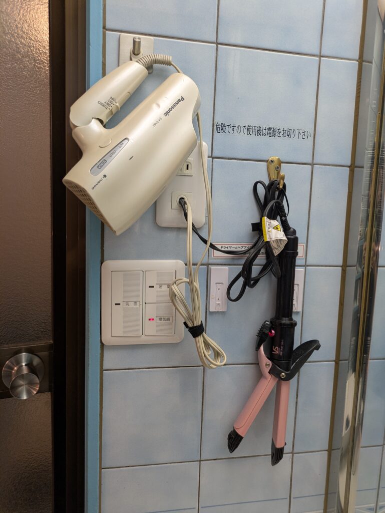 ホテルami 202号室のドライヤーなど。